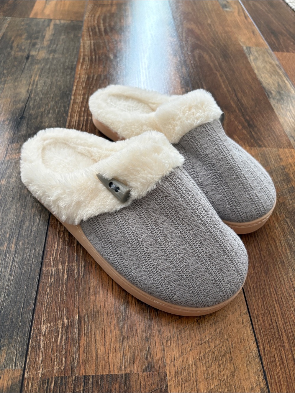 Cozy Women's Grey Faux-Fur Lined Slip-On Slippers
